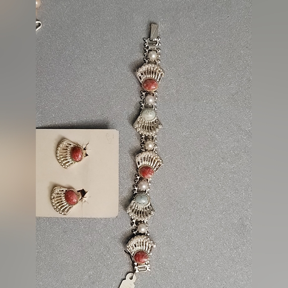 Absolutely stunning Vintage Bracelet with Clip on earrings - Picture 2 of 9